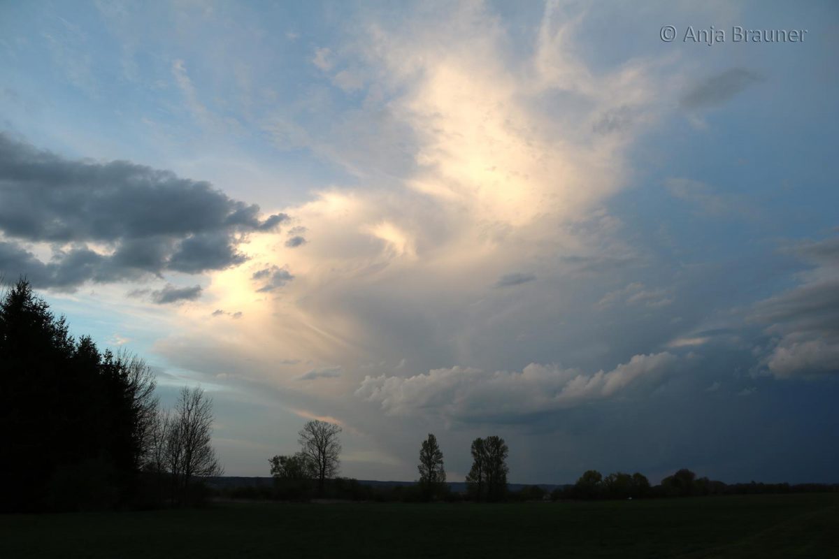 Ein Gewitter liegt in der Luft