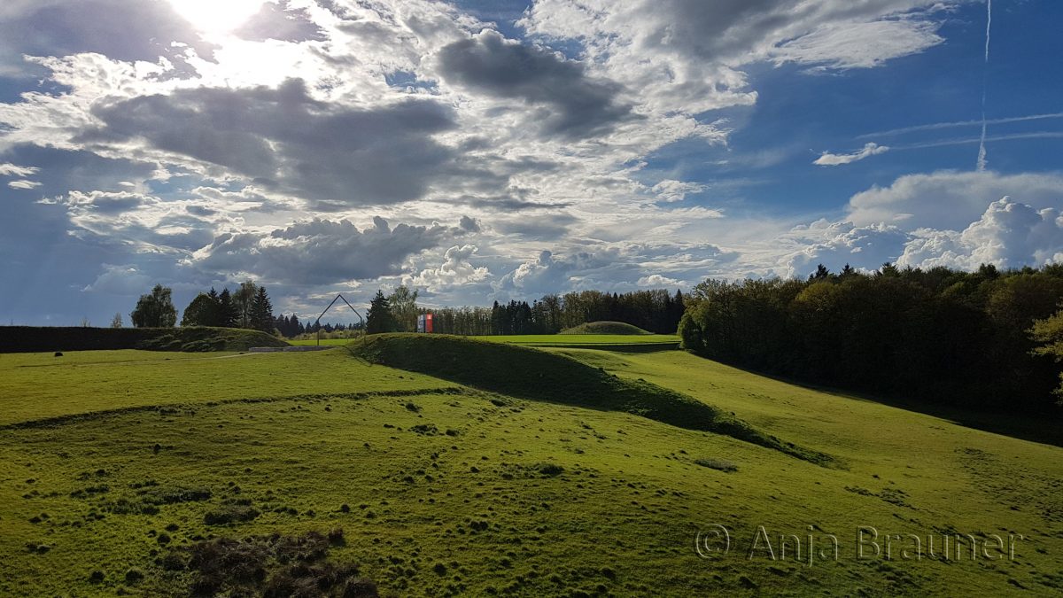 Toranlage und Grabhügel auf der Heuneburg