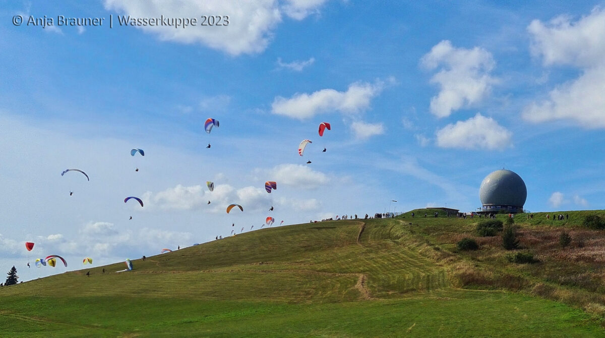 Reger Betrieb auf dem Berg der Flieger – Wasserkuppe